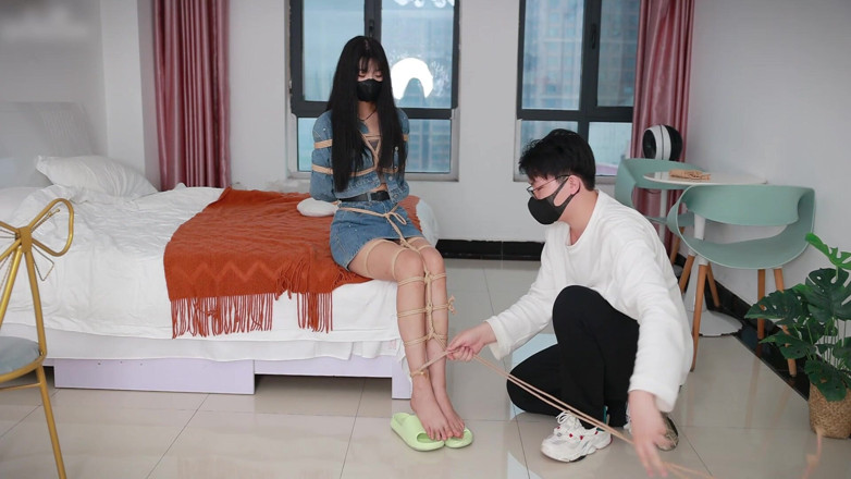 Asian bondage: Legăturile de frânghie ale iubitei desculțe