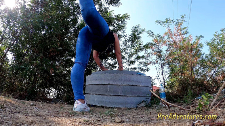 Pee Adventures: Пухлые девушки писают в ее коланах во время фитнес-сессии на улице