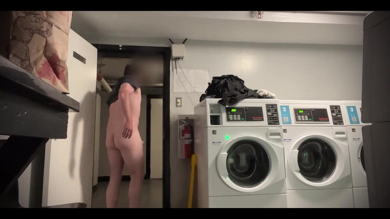 ScottyNaughty69: Naaktheid terwijl ik streel! Bijna betrapt!