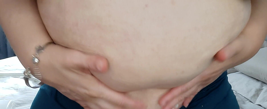 hugeboobswife: Aku ngasih aku kenikmatan, ini video belly play-mu yang kamu...