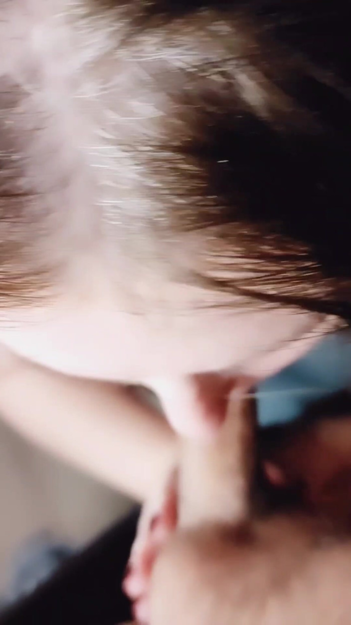 Whitekitten: 我喜欢吮吸我的继子鸡巴