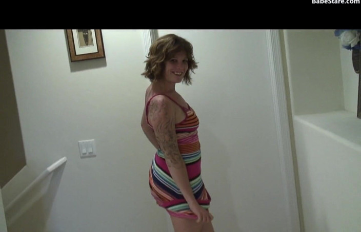 Babe Stare: Blonde Lays On The Floor To Do Some Masturbation