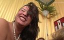 BB video: İki kadının bir yarağı paylaştığı ve değiş tokuş yaptığı üçlü seks...