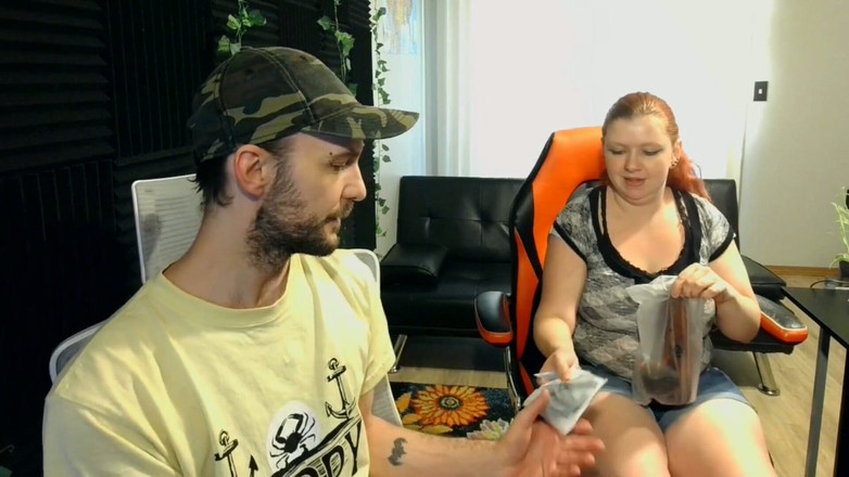 Sin Spice by Sophia Sinclair and Jasper Spice: Joyprops duwt fantasie dildo unboxing en pijpbeurt