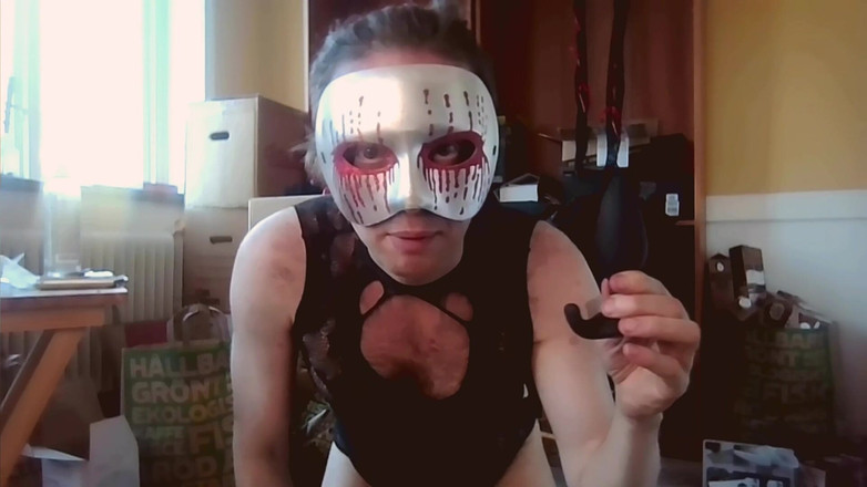 Oznob Oznofla: Sissyboy își expune colecția de jucării sexuale