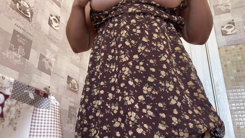 Lux Eva: Adik tiri tanpa celana dalam dengan gaun mini