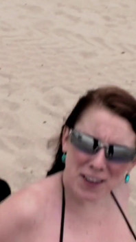 Dicke möpse, legende Desiree DeLuca wird am strand abgeholt