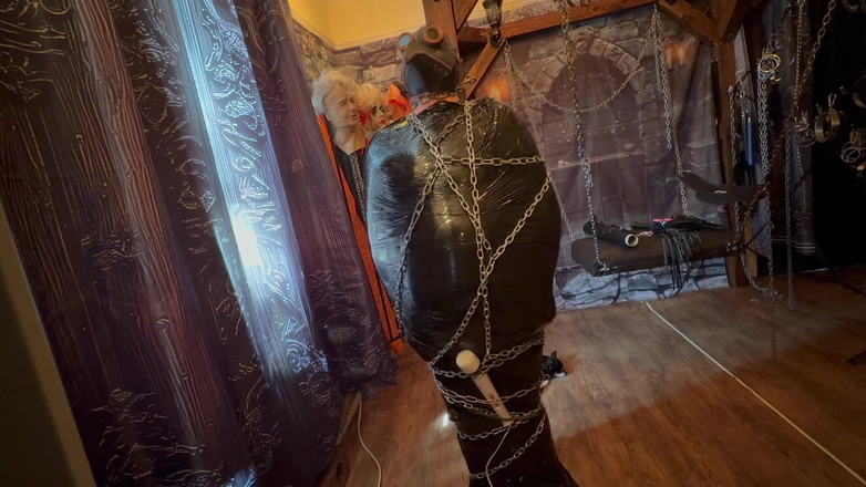 Aaexperiencesltd: Partea finală: - Domina Satana &amp; Bag Man în lanțuri și palete Wrap