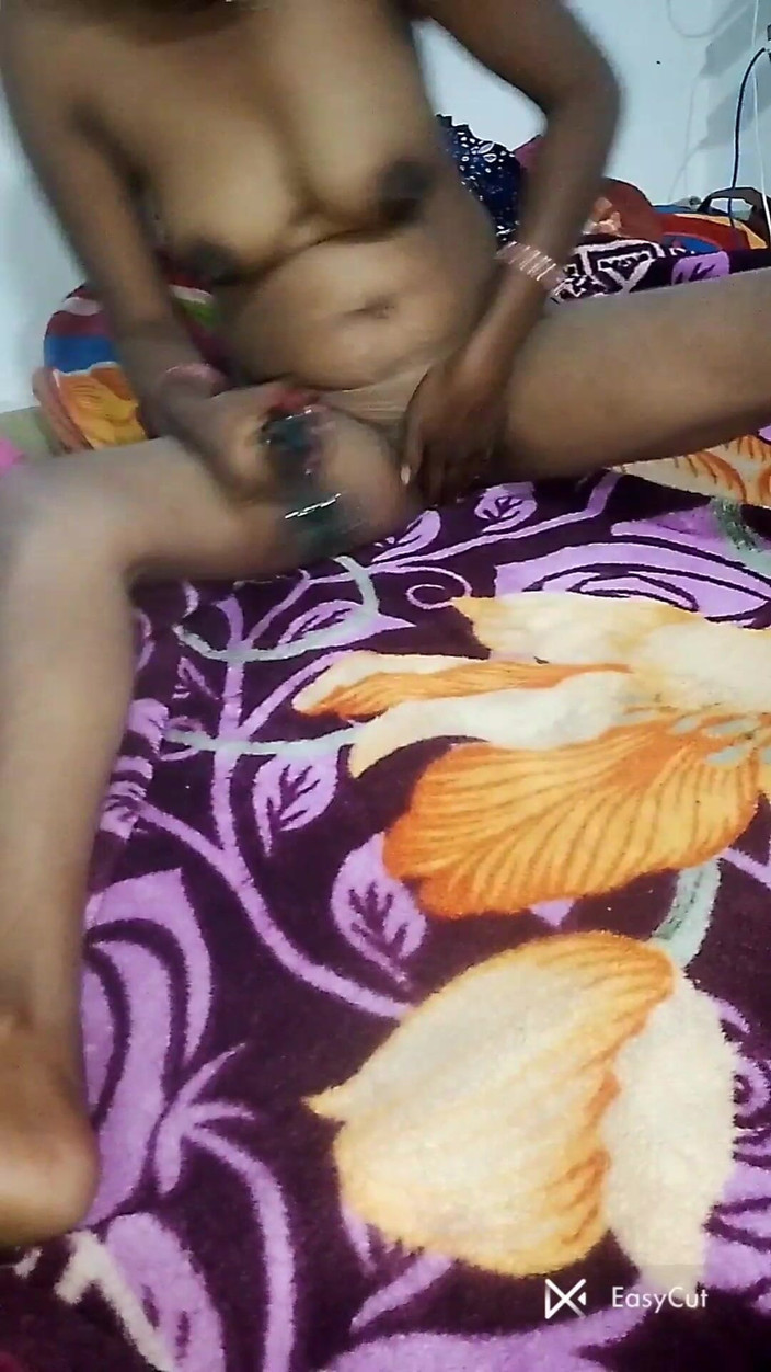 IndianVibeX: Une demi-sœur met un stand vidéo dans le cul