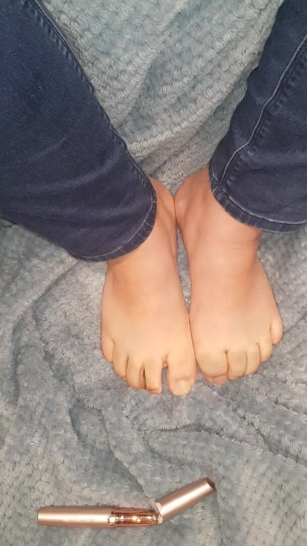 Faith's Feet Fetish: Fetiș cu picioare cu credință - îmi rad degetele de la picioare