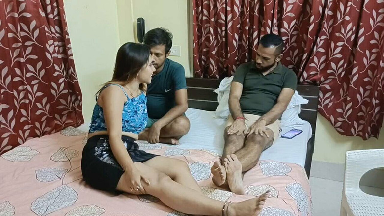 suchismitasarkar: 两个男人邀请一个女孩并勾引她，做了3P性爱