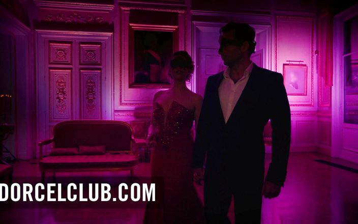 Dorcel Club: Muhteşem hatunlarla özel eş değiştirme partisi ve grup seks