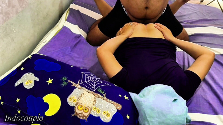 Indo Couple: Smyslný masážní salon, kde je sexy dívka v kebanye a...