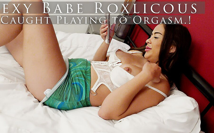 Xcellent-Models: Roxlicous sorpresa a guardare porno, gioca fino all'orgasmo con 2 giocattoli...