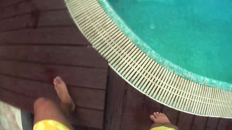 German Porn: Gruppe von typen besucht poolparty mit heißen mädchen und zieht...