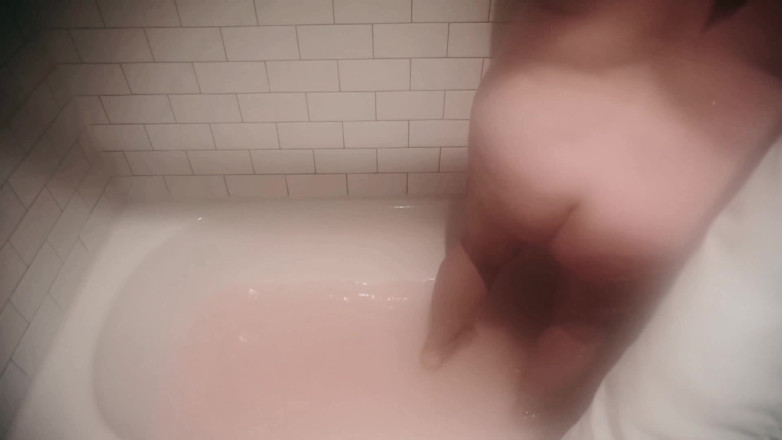 SexyNEBBW: Bathtub getting ready for the day