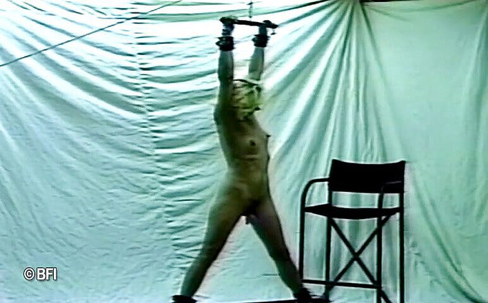 Dark room of slave seks: Vintage dominans med piskning och träldom