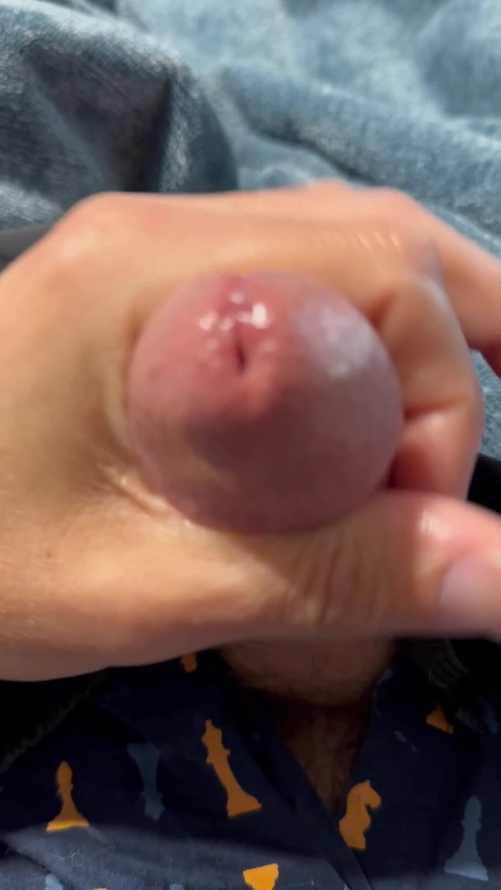 Gay Soldier Stuff: 饥渴的陆军士兵穿着一条跑裤撸管 - 射在他们身上！