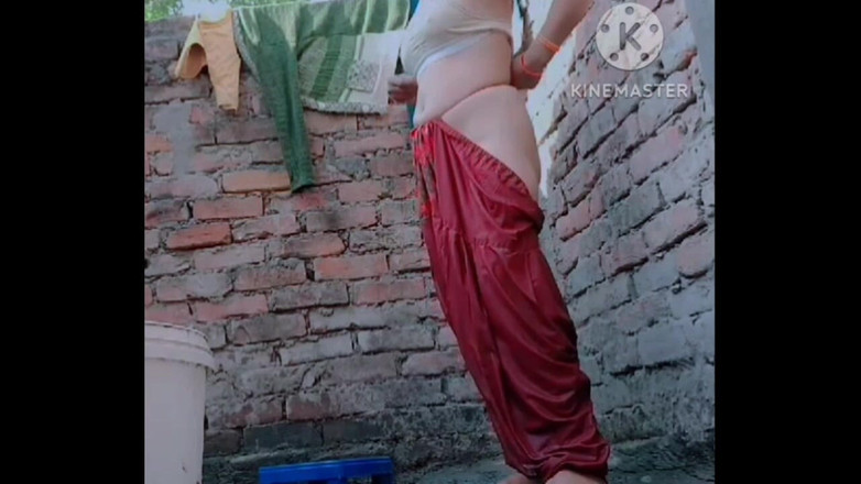 TricolorMusic3: ホットでセクシーな女の子、とてもセクシーな女の子が風呂に入りながらお風呂に入っている。義理の兄が来て、またカメラを切らなければならなかった。