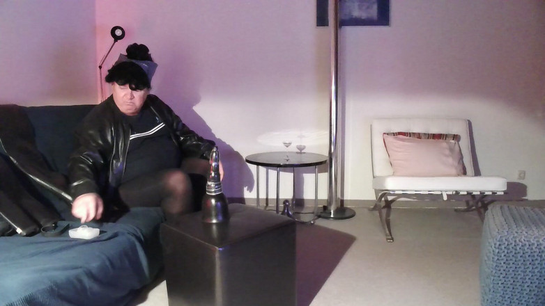 Linda Gumlin: Bizzarr रबरबूट पर पेशाब निगल रही है