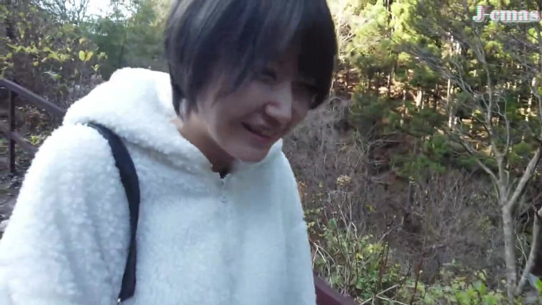 J-Cams: Una belleza atrevida abraza el aire libre y deja una...