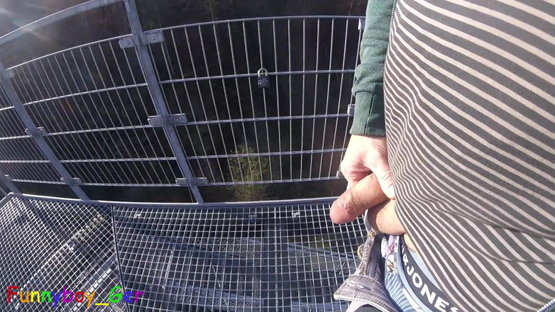 Funnyboy-Ger: Dehors, sur une tour d’observation très publique au bord d’une...