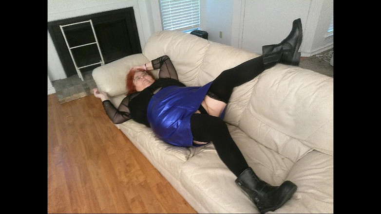 BBW nurse Vicki adventures with friends: 护士Vicki为她的性感服装模特，最后在圣诞节用糖果手杖结束！