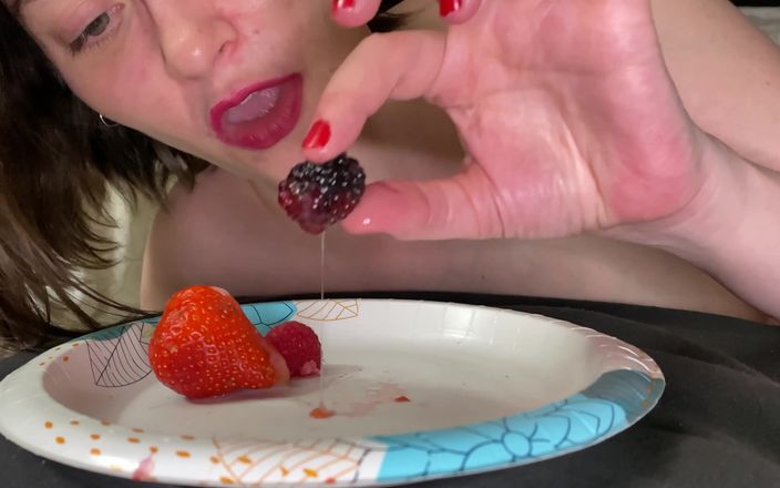 AdalynnX: AdalynnX - Eating fruit with fresh cum on it