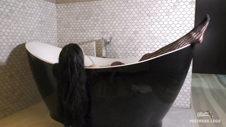 Mistress Legs: 목욕 중 검은 망사 다리를 애무하고 무시하는 여주인
