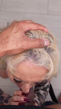 Nenek Cougar Euro blonde Anna sudut pandangan pertama antara kaum merasai blowjob