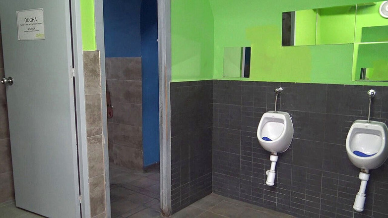 INTERRACIAL BAREBACK SEX: Troia scopata senza preservativo da un etero latino in bagno