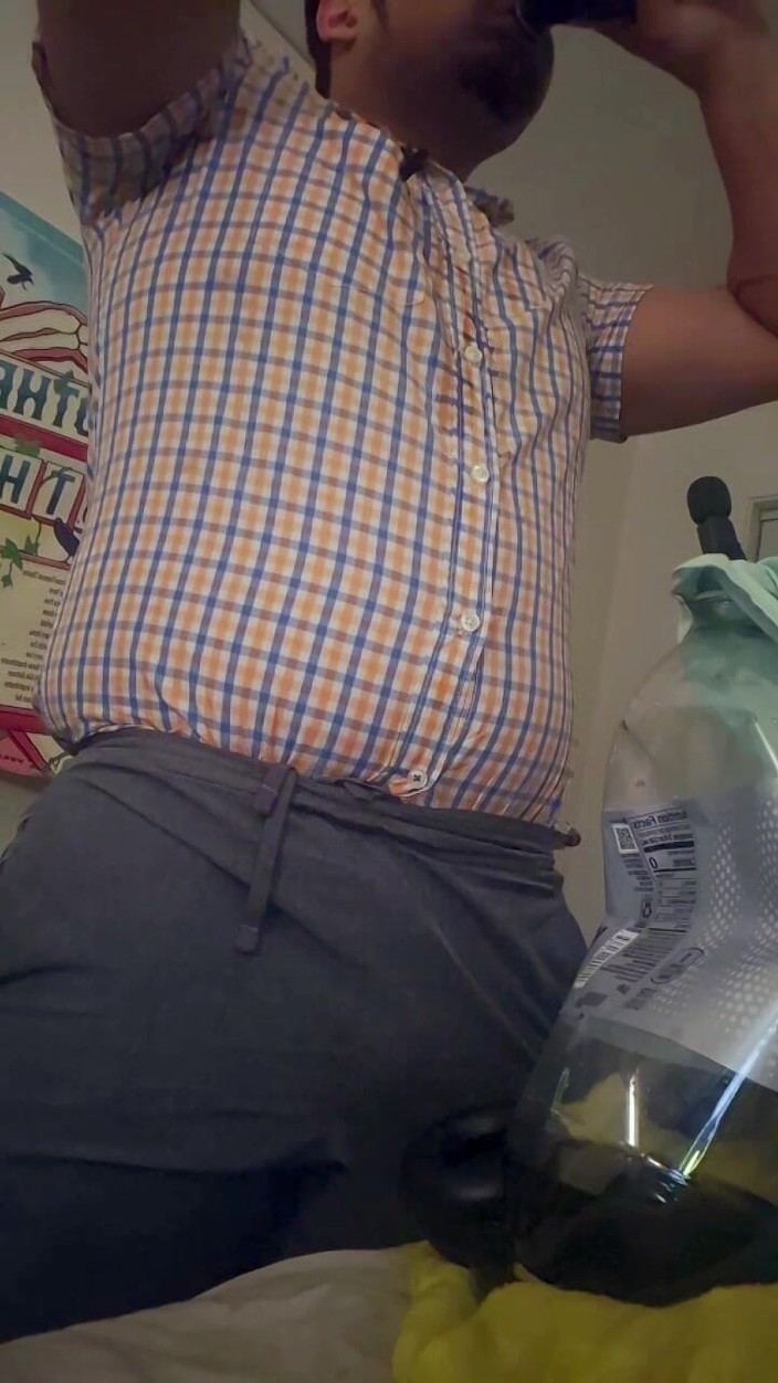 NakyJoss: Der versuch, den großen schleuter und gurgle meines bauches zu...