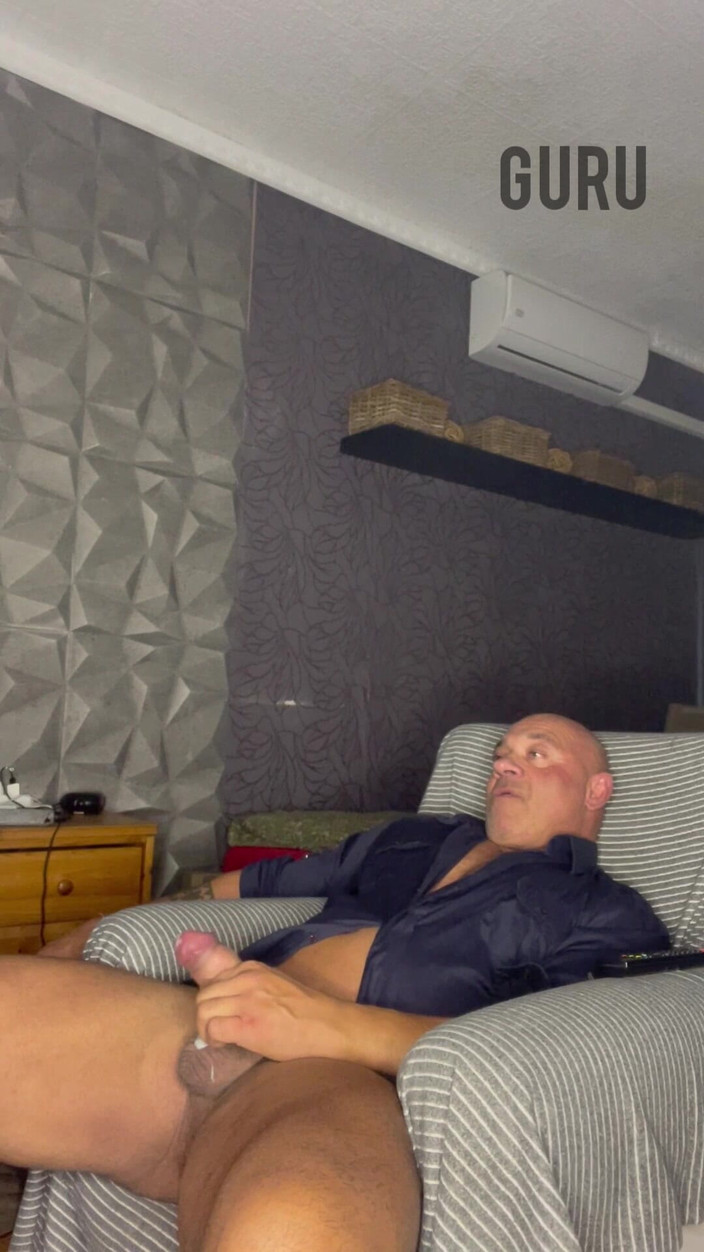 Mr. Guru: Wank Solo doma Líbí se mi toto tričko