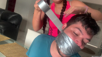 Selfgags femdom bondage: Legato, imbavagliato e ridicolizzato dalla ragazza nerd di classe!