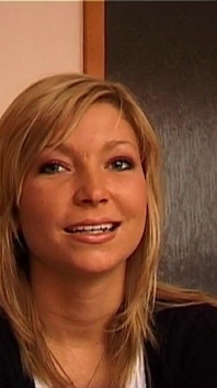 Napalona blondynka MILF uśmiecha się uwodzicielnie gotowa na brudną zabawę