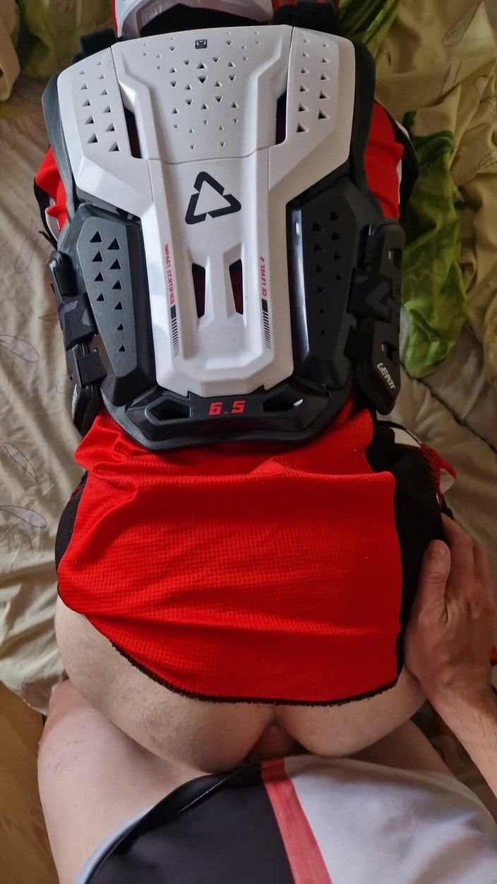 Sneakersmax98: आदमी mxgear में दूसरे आदमी को चोदता है