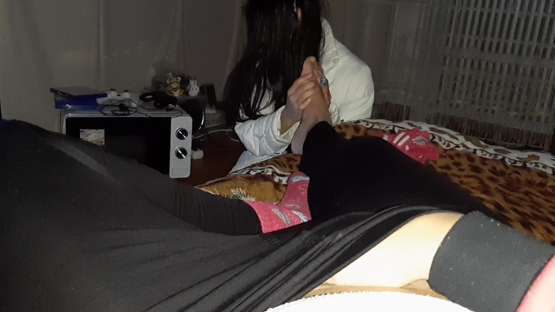 Lesbian-candys: Zatímco moje přítelkyně sleduje film a masíruje mi nohy, já...