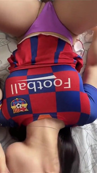 Hete cheerleader met een grote kont neukt twee pikken
