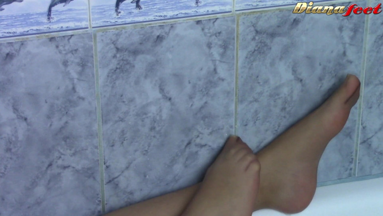 Foot Fetish HD: Söt brunett diana gnuggar sina sexiga fötter