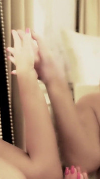 Mirror Mirror是最热辣的金发女郎 - Nikki Benz！