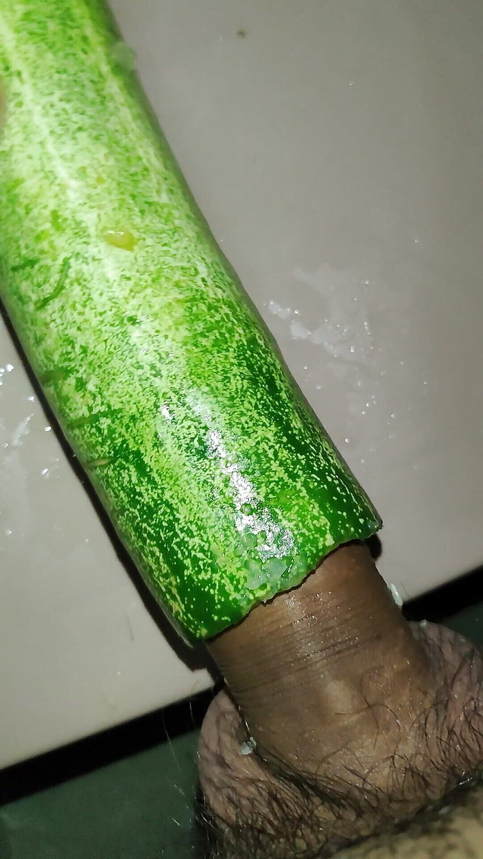 Sexy_boyy: Dưa chuột creampie 2