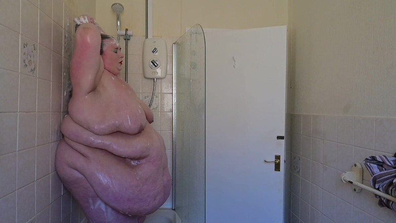 SSBBWLadyBrads: シャワーを浴びる女神