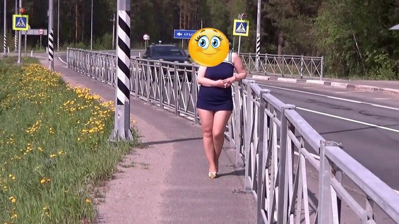 Lady toys: Мигає на автобусній зупинці