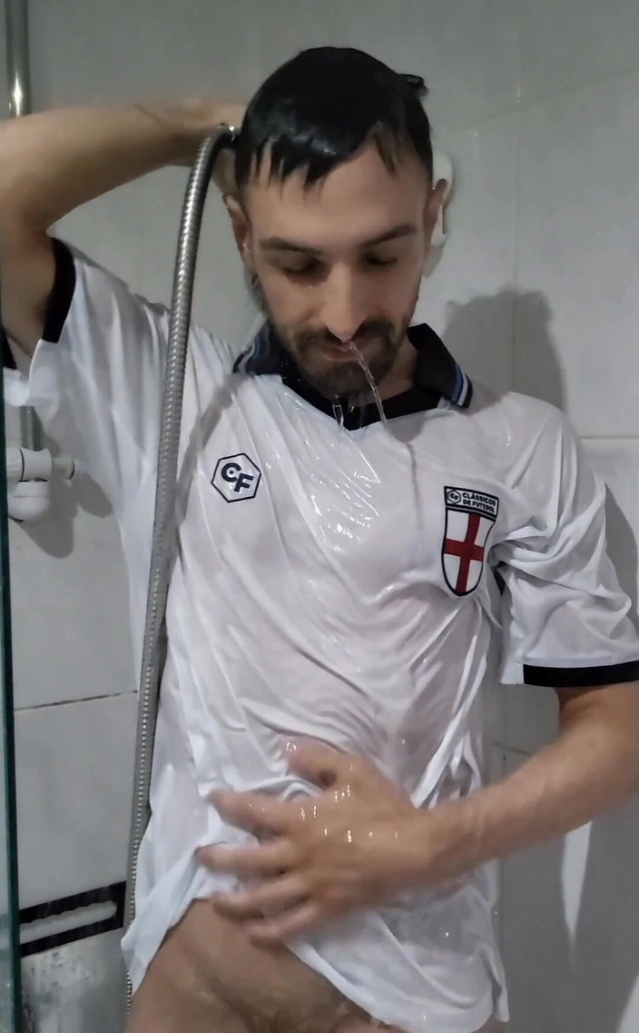 Twotwinkhusbands: イギリスのサッカー選手ローワンびしょ濡れ