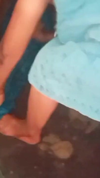 마을에서 포르노 비디오를 목욕하는 타밀 아줌마