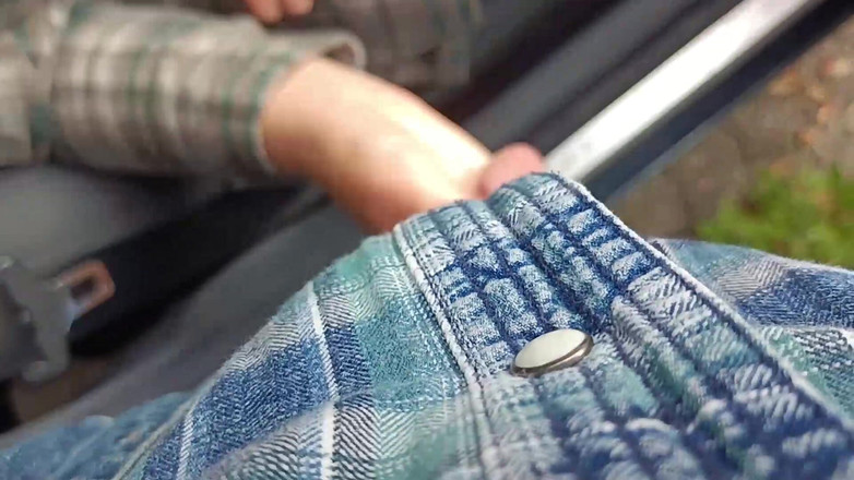 Mike Vonberg: 等待时，我的女友在停车场玩弄我的鸡巴