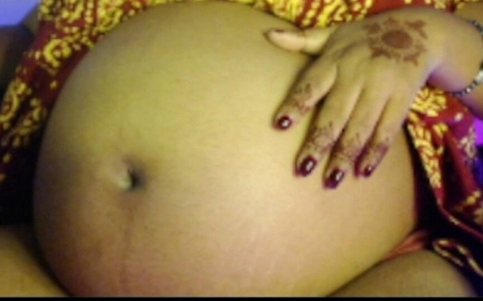 Erotic hot girl: Беременная дама играет с большим животом в шортах.