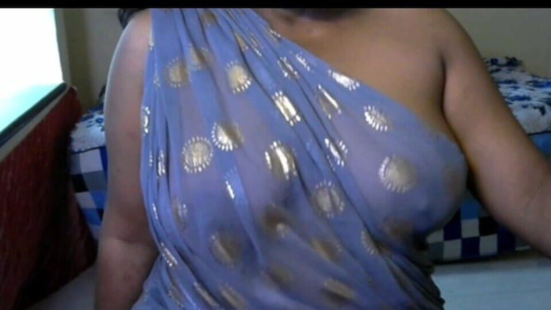 Erotic hot girl: 大胸部热德西女孩通过脱下胸罩在她的胸部的性感来展示她的胸部，她的也性感。