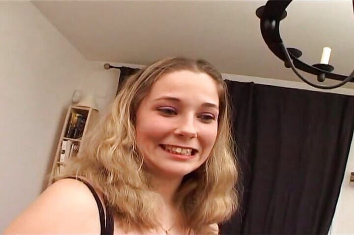 Monde Francais: Симпатичная французская тинка наслаждается хуем в заднице