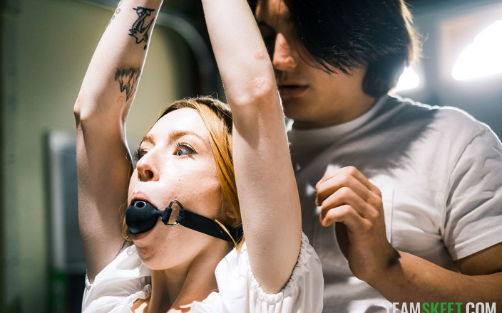 Family Strokes: Její nevlastní bratr už dostal chuť na její kundičku, teď...